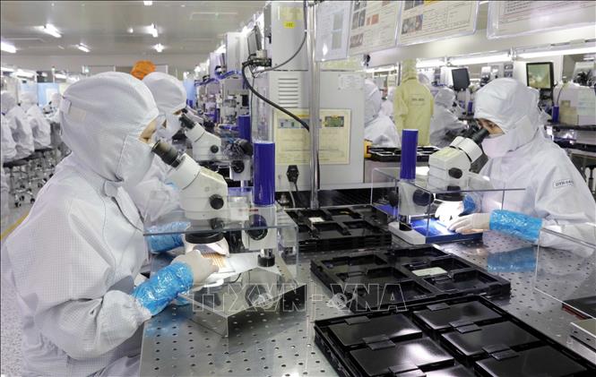 Manufacturing electronic devices at the South Korean-invested Daeyang Hanoi Co. Ltd in the northern province of Bac Giang. VNA Photo: Đồng Thúy