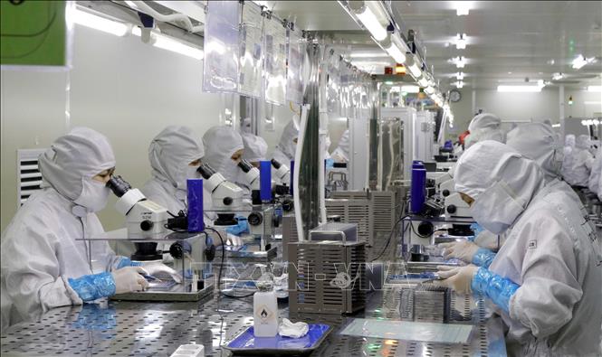Manufacturing electronic devices at the South Korean-invested Daeyang Hanoi Co. Ltd in the northern province of Bac Giang. VNA Photo: Đồng Thúy