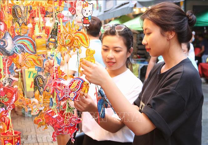 Trong ảnh: Nhiều bạn trẻ tới phố lồng đèn Lương Nhữ Học để tham quan, mua sắm. Ảnh: Thu Hương - TTXVN