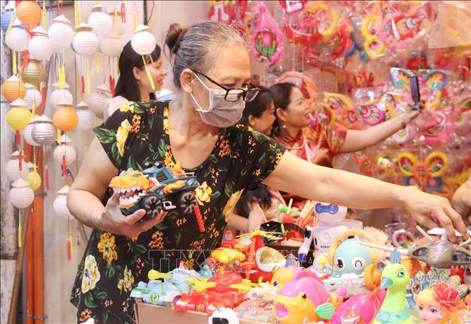 Trong ảnh: Lồng đèn, đồ chơi điện tử với nhiều kiểu dáng và màu sắc khác nhau được bày bán tại Phố lồng đèn. Ảnh: Thu Hương - TTXVN