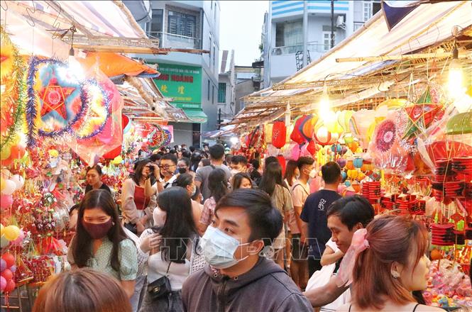 Trong ảnh: Phố đèn lồng Lương Nhữ Học là điểm đến thu hút rất đông khách tham quan, mua sắm. Ảnh: Thu Hương - TTXVN
