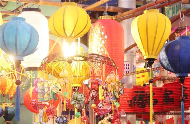 Trong ảnh: Các gian hàng trưng bày nhiều loại lồng đèn truyền thống xen lẫn hiện đại với đủ mẫu mã và kích thước. Ảnh: Thu Hương - TTXVN
