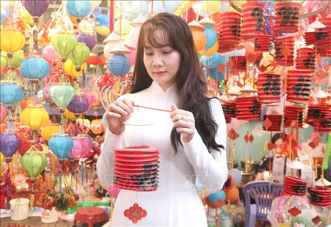 Trong ảnh: Khu vực bán lồng đèn với nhiều mẫu mã từ truyền thống đến hiện đại thu hút các bạn trẻ. Ảnh: Thu Hương - TTXVN