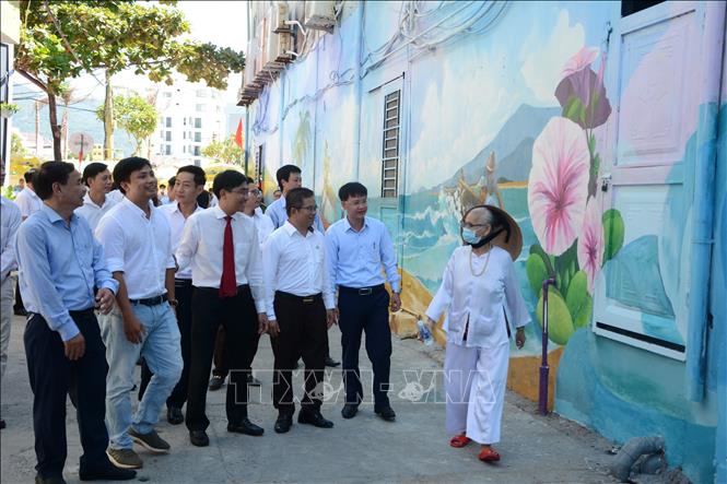 Trong ảnh: Lãnh đạo quận Sơn Trà tham quan Đường tranh bích họa phường Mân Thái. Ảnh: Văn Dũng-TTXVN