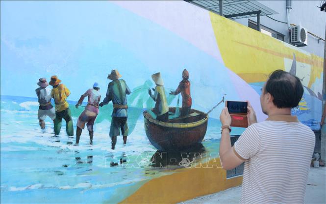 Trong ảnh: Những bức tranh tái hiện sinh động cuộc sống lao động của ngư dân Đà Nẵng. Ảnh: Văn Dũng - TTXVN