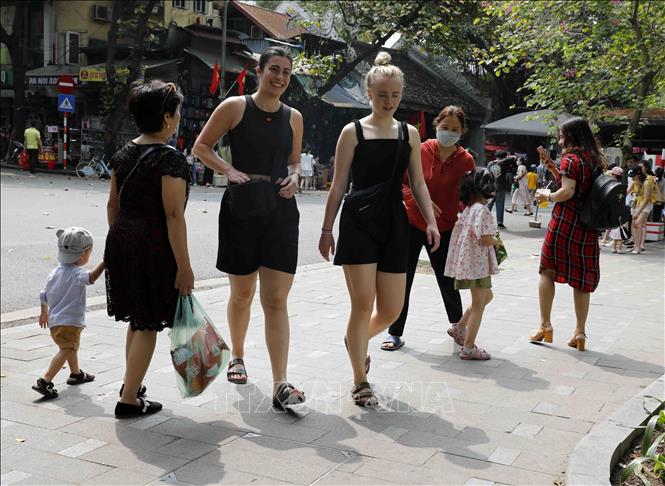 Foreign tourists walk along Hanoi's pedestrian street near the Hoan Kiem (Sword) Lake. VNA Photo