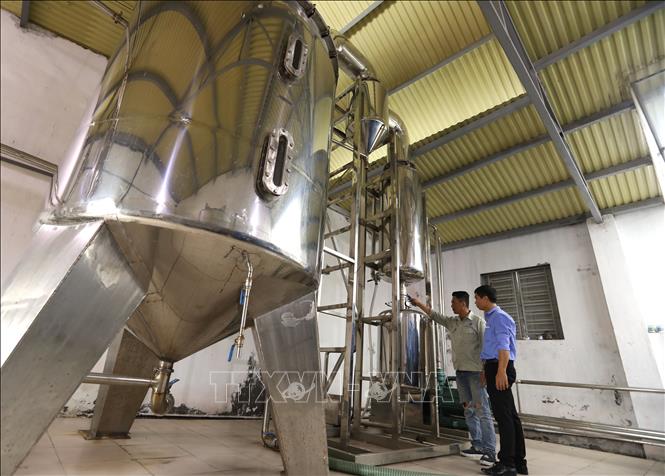 Công ty TNHH Quang Hải đầu tư lắp đặt hệ thống cô chân không tách muối, tách nước (làm giảm độ mặn) hệ thống, làm tặng độ đạm, tăng chất lượng sản phẩm đáp ứng thị hiếu người tiêu dùng. Ảnh: Hoàng Hiếu - TTXVN