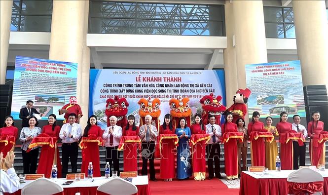 Trong ảnh: Nguyên Chủ tịch nước Nguyễn Minh Triết, Bí thư Tỉnh ủy Bình Dương Nguyễn Văn Lợi, Phó Chủ tịch Tổng Liên đoàn Lao động Việt Nam Thái Thu Xương và lãnh đạo các sở ban ngành khác của tỉnh Bình Dương cắt băng khánh thành công trình. Ảnh: Văn Hướng - TTXVN