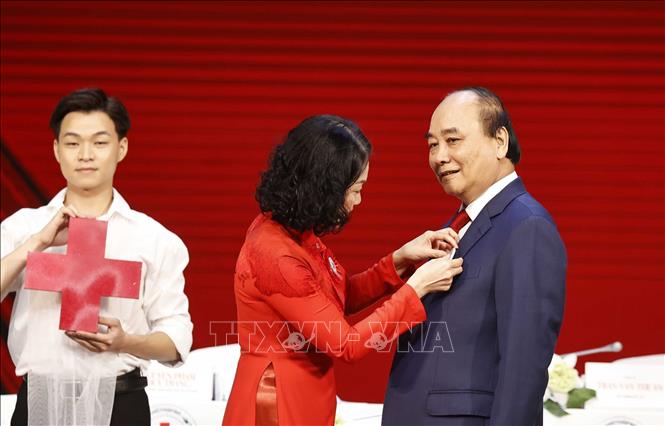 President Nguyen Xuan Phuc is granted the title “Honorary President of the 11th-tenure Vietnam Red Cross Society”. VNA Photo: Thống Nhất