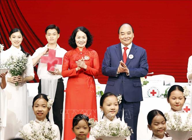 President Nguyen Xuan Phuc is granted the title “Honorary President of the 11th-tenure Vietnam Red Cross Society”. VNA Photo: Thống Nhất
