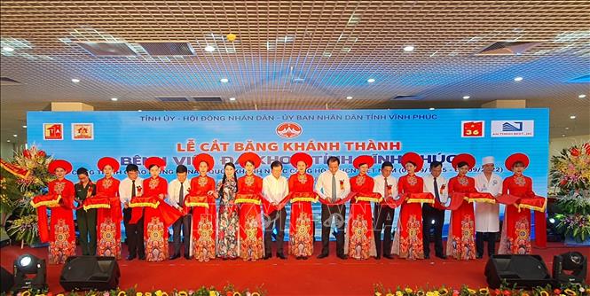 Trong ảnh: Các đại biểu cắt băng khánh thành Bệnh viện Đa khoa tỉnh Vĩnh Phúc. Ảnh: Nguyễn Trọng Lịch - TTXVN

