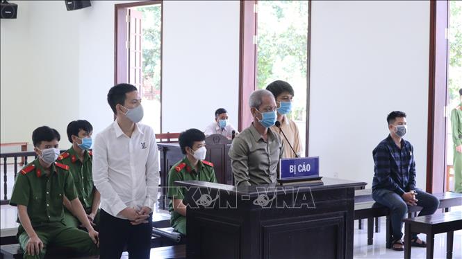 Trong ảnh: Các bị cáo tại phiên toà. Ảnh: TTXVN phát.
