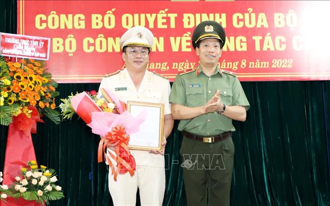 Thiếu tướng Lê Văn Tuyến, Thứ trưởng Bộ Công an trao quyết định của Bộ trưởng Bộ Công an về việc điều động, bổ nhiệm Đại tá Lâm Phước Nguyên đến giữ chức Giám đốc Công an tỉnh An Giang. Ảnh: Công Mạo-TTXVN