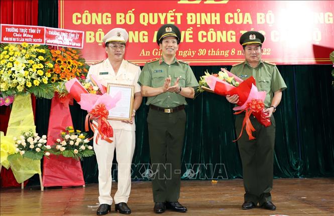 Thiếu tướng Lê Văn Tuyến, Thứ trưởng Bộ Công an tặng hoa chúc mừng Đại tá Đinh Văn Nơi (phải) và Đại tá Lâm Phước Nguyên. Ảnh: Công Mạo-TTXVN