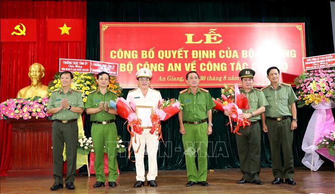Ban Giám đốc Công an tỉnh An Giang tặng hoa chúc mừng Đại tá Lâm Phước Nguyên (thứ 3 trái qua) và Đại tá Đinh Văn Nơi. Ảnh: Công Mạo-TTXVN