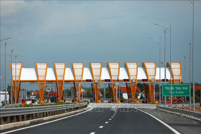 Toàn tuyến bố trí 4 vị trí ra vào cao tốc, cụ thể: trên tuyến chính: tại Km112+900 (trạm thu phí đầu tuyến) và Km146+500 (trạm thu phí cuối tuyến); trên tuyến nhánh: tại nút giao Đầm Hà tại Km122+400 và nút giao Hải Hà tại Km143+350. Ảnh: Huy Hùng - TTXVN