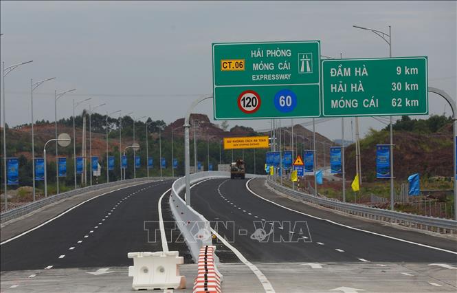 Tuyến cao tốc rút ngắn thời gian từ TP Móng Cái đến TP Hạ Long của tỉnh Quảng Ninh còn 1 giờ 30 phút (đi theo QL18 mất khoảng 3 giờ); từ Hà Nội đi cửa khẩu Móng Cái chỉ còn 3 giờ (hiện tại mất gần 6 giờ). Ảnh: Huy Hùng - TTXVN