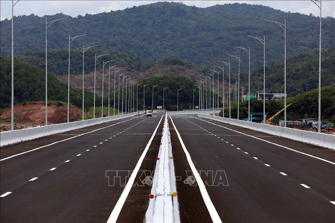 Các hạng mục như hệ thống ATGT, dải phân cách, lan can, hạng mục phụ trợ đã hoàn thành, sẵn sàng cho ngày thông xe. Ảnh: Huy Hùng - TTXVN