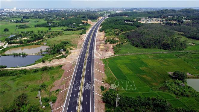 Tuyến đường nổi bật lên giữa màu xanh của những cánh đồng lúa. Ảnh: Huy Hùng - TTXVN