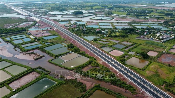 Một đoạn tuyến đi qua các đầm nuôi trồng thủy sản của người dân thành phố Móng Cái. Ảnh: Huy Hùng - TTXVN
