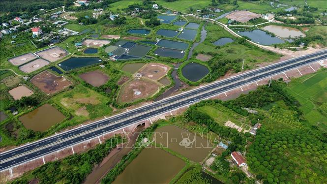 Sau đúng 25 tháng thi công, đến nay, cao tốc Vân Đồn – Móng Cái đã hoàn thành với chiều dài 80km, thiết kế 4 làn xe, tốc độ tối đa 120km/h. Ảnh: Huy Hùng - TTXVN