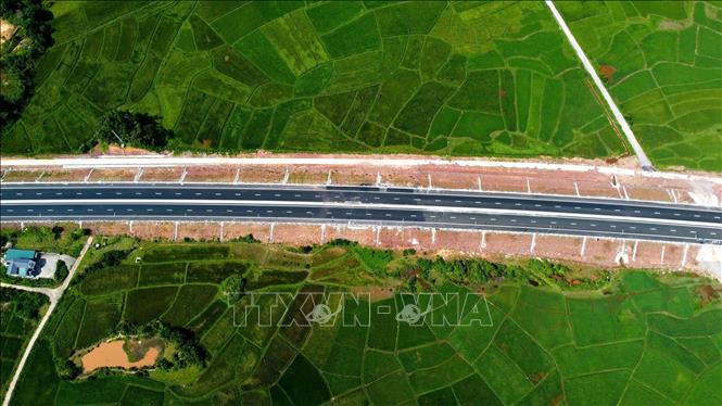 Đoạn tuyến cao tốc Vân Đồn - Móng Cái đi qua huyện Hải Hà. Ảnh: Huy Hùng - TTXVN