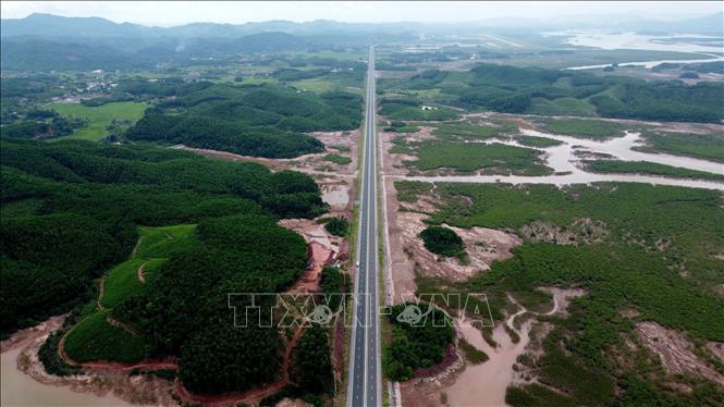 Cao tốc Vân Đồn - Móng Cái dài 80km, điểm đầu nối với cao tốc Hải Phòng - Vân Đồn, điểm cuối nối với Cửa khẩu quốc tế Móng Cái. Ảnh: Huy Hùng - TTXVN