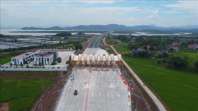 Trạm thu phí Tiên Yên trên đầu tuyến cao tốc Vân Đồn - Móng Cái. Ảnh: Huy Hùng - TTXVN