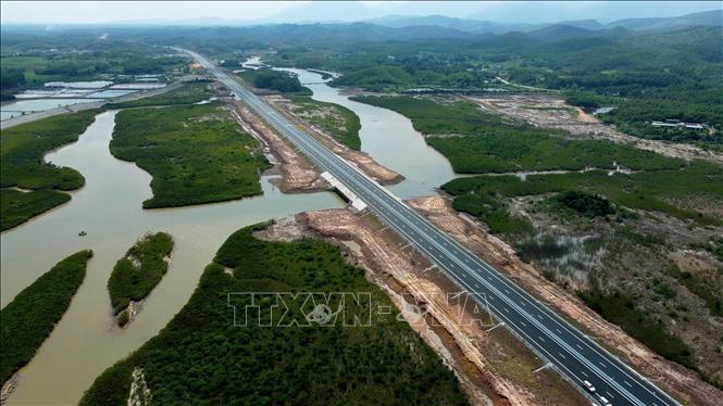 Đoạn tuyến đi qua thành phố Móng Cái. Ảnh: Huy Hùng - TTXVN