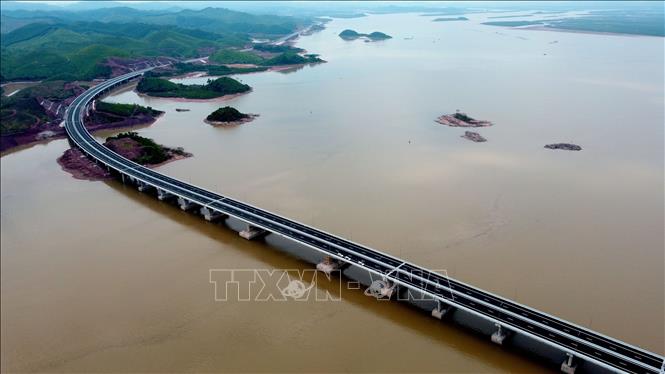 Cầu Vân Tiên dài hơn 1,5 km, vốn đầu tư gần 800 tỷ đồng, nối hai huyện Vân Đồn và Tiên Yên. Ảnh: Huy Hùng - TTXVN