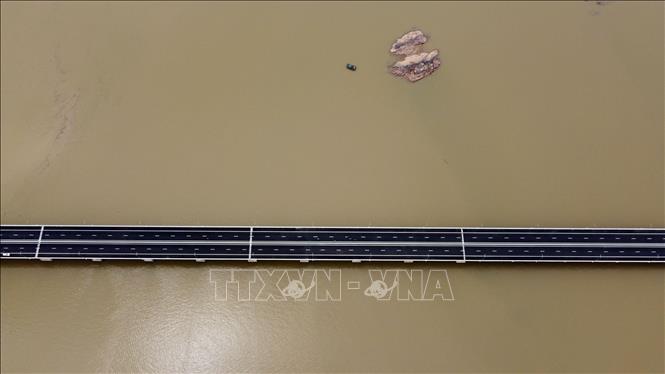 Cầu vượt biển Vân Tiên dài 1,5 km, rộng 25,5m, độ tĩnh không 19m. Việc thi công cầu vượt này trong 330 ngày đêm (11 tháng) đã lập kỷ lục mới về thi công cầu vượt biển dài nhất tỉnh Quảng Ninh. Ảnh: Huy Hùng - TTXVN
