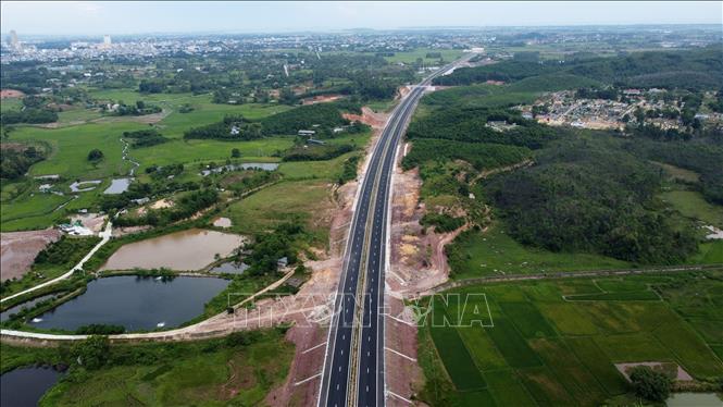 Hệ thống đường cao tốc này cũng trở thành tuyến cao tốc ven biển duy nhất kết nối trực tiếp, đồng bộ tới cả 3 khu kinh tế, gồm: Khu kinh tế ven biển Quảng Yên, Khu kinh tế Vân Đồn và Khu kinh tế cửa khẩu Móng Cái. Ảnh: Huy Hùng - TTXVN