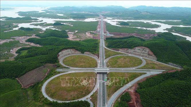 Đoạn đầu của tuyến cao tốc Vân Đồn - Móng Cái khớp nối với cao tốc Hạ Long - Vân Đồn. Ảnh: Huy Hùng - TTXVN
