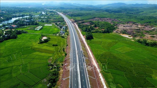 Cao tốc Vân Đồn - Móng Cái sẽ được đưa vào khai thác từ ngày 1/9/2022, sau hơn 2 năm thi công. Ảnh: Huy Hùng - TTXVN