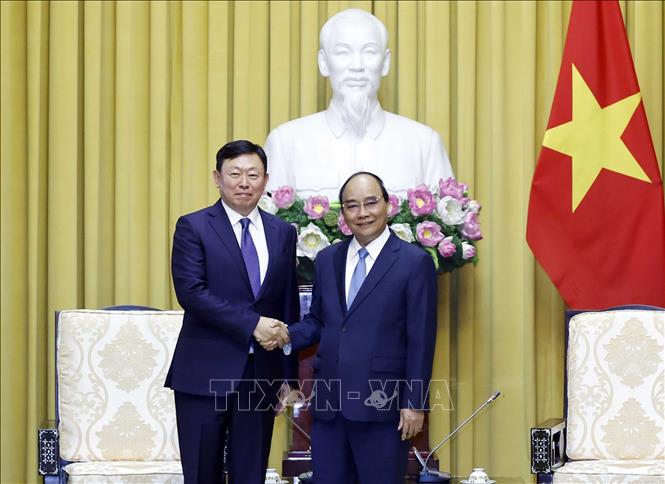 Chủ tịch nước Nguyễn Xuân Phúc tiếp Chủ tịch Tập đoàn Lotte Shin Dong-bin. Ảnh: Thống Nhất – TTXVN
