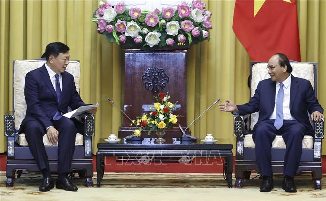 Chủ tịch nước Nguyễn Xuân Phúc tiếp Chủ tịch Tập đoàn Lotte Shin Dong-bin. Ảnh: Thống Nhất – TTXVN

