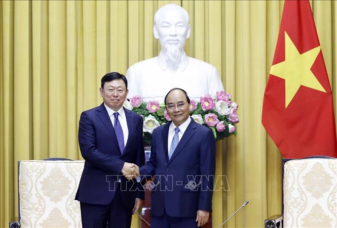 Chủ tịch nước Nguyễn Xuân Phúc tiếp Chủ tịch Tập đoàn Lotte Shin Dong-bin. Ảnh: Thống Nhất – TTXVN