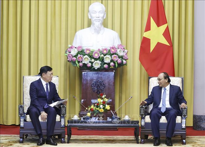 Chủ tịch nước Nguyễn Xuân Phúc tiếp Chủ tịch Tập đoàn Lotte Shin Dong-bin. Ảnh: Thống Nhất – TTXVN