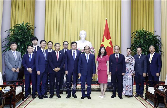 Chủ tịch nước Nguyễn Xuân Phúc chụp ảnh chung với Chủ tịch Tập đoàn Lotte Shin Dong-bin và các đại biểu. Ảnh: Thống Nhất – TTXVN