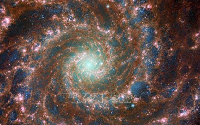 Kính thiên văn James Webb tiết lộ vẻ đẹp rực rỡ của Thiên hà Bóng ...