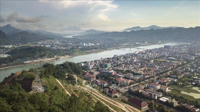Trong ảnh: Thành phố Hòa Bình nằm bên bờ dòng sông Đà. Ảnh: Trọng Đạt - TTXVN