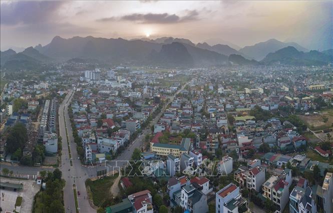 Trong ảnh: Toàn cảnh thành phố Hòa Bình phía bờ trái Sông Đà. Ảnh: Trọng Đạt - TTXVN