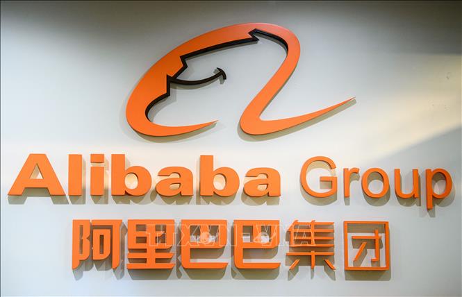 Trong ảnh: Biểu tượng của Alibaba tại văn phòng ở Hong Kong, Trung Quốc. Ảnh: AFP/TTXVN
