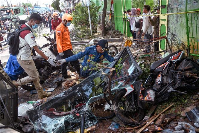 Trong ảnh: Hiện trường vụ tai nạn ở thị trấn Bekasi, tỉnh Tây Java, Indonesia ngày 31/8/2022. Ảnh: AFP/TTXVN