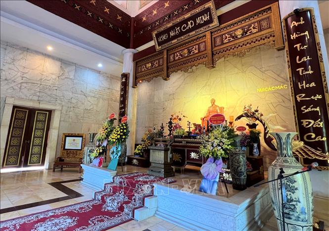 Trong ảnh: Bên trong Đền thờ Chủ tịch Hồ Chí Minh ở Pác Bó có tượng Bác Hồ được đúc bằng hợp kim đồng. Ảnh: Chu Hiệu-TTXVN