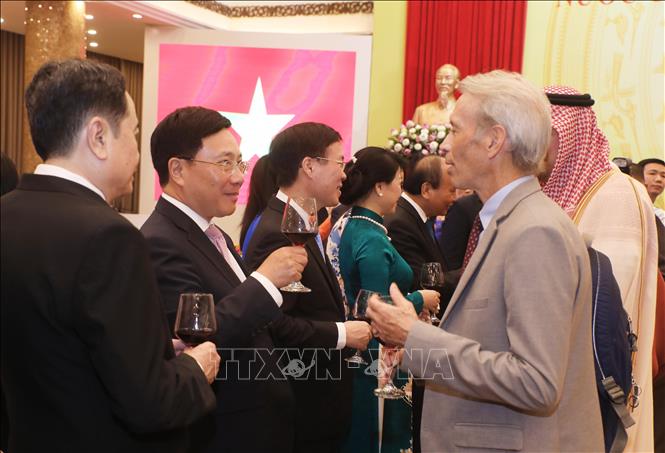 Các đồng chí lãnh đạo Đảng, Nhà nước với các đại biểu dự Lễ kỷ niệm. Ảnh: Lâm Khánh - TTXVN