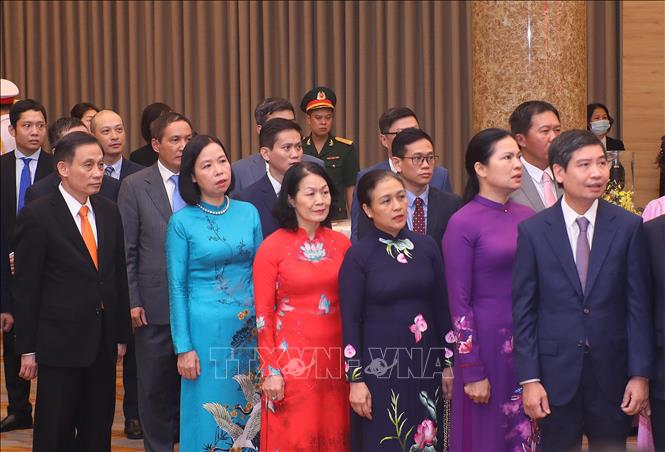 Các đại biểu thực hiện nghi thức chào cờ tại buổi lễ. Ảnh: Lâm Khánh - TTXVN