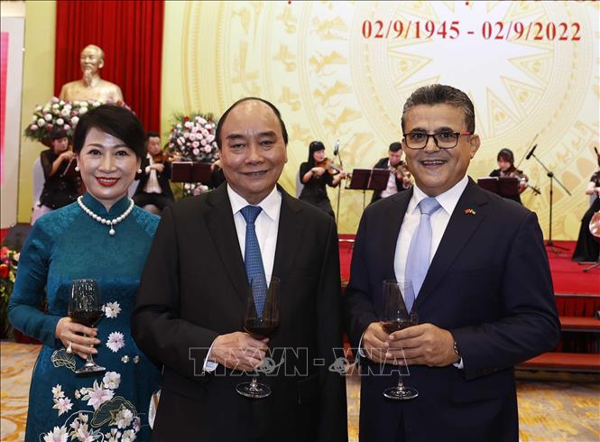 Chủ tịch nước Nguyễn Xuân Phúc và Phu nhân với các đại biểu. Ảnh: Thống Nhất-TTXVN