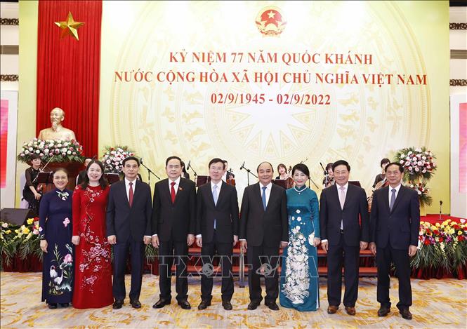 Chủ tịch nước Nguyễn Xuân Phúc và Phu nhân với các đại biểu. Ảnh: Thống Nhất-TTXVN

