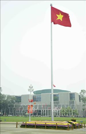 Trong ảnh: Đúng 6h, khi Quốc ca vang lên, người lính tung cờ và lá Quốc kỳ được kéo lên cột cờ cao 29 m. Ảnh: Minh Đức – TTXVN